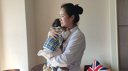 母親手術(shù)，4個月嬰兒餓得大哭，仁慈護士“媽媽”解衣奶娃